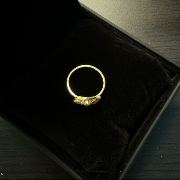 Like New Vintage Gold-Toned Avon Ring Size ~6.5 Enamel Yellow Butterfly - Picture 3 of 5